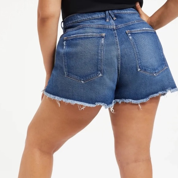 Good American 90s Denim Shorts - Picture 2 of 4